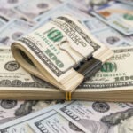 الدولار الأمريكي يفرض هيمنته على الأسواق.. هل تستمر موجة الصعود أم تقترب من ذروتها؟