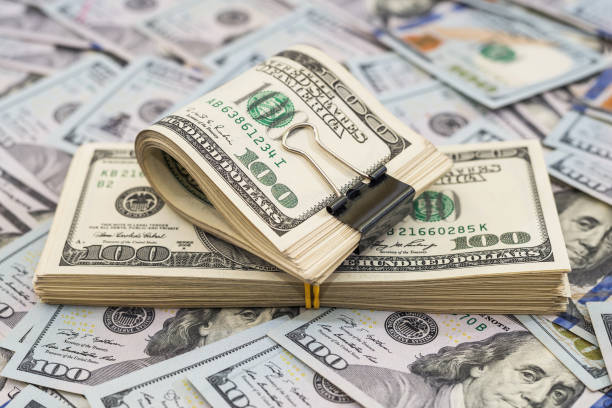 الدولار الأمريكي يفرض هيمنته على الأسواق.. هل تستمر موجة الصعود أم تقترب من ذروتها؟