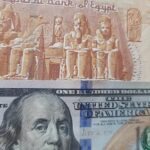 الدولار يتراجع أمام اليورو والين يختبر أدنى مستوياته منذ 40 عامًا
