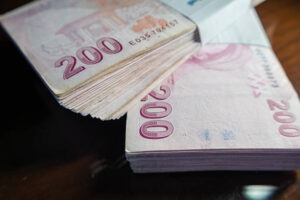 تركيا تعود لجذب الأموال الأجنبية مع ارتفاع العوائد واستقرار الليرة