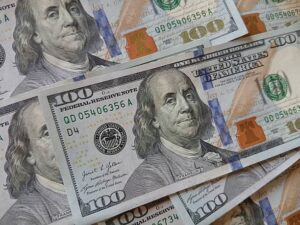 الدولار يتراجع أمام اليورو والين يختبر أدنى مستوياته منذ 40 عامًا