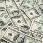 الدولار يستقر قرب أعلى مستوياته في شهرين وسط تصاعد التوترات مع إيران وترقب بيانات التضخم الأمريكية