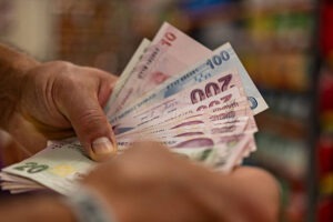 تركيا تعود لجذب الأموال الأجنبية مع ارتفاع العوائد واستقرار الليرة