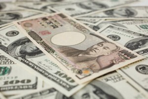 الين الياباني يحاول التعافي من أدنى مستوياته مع استمرار قوة الدولار