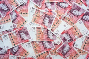 UBS يتمسك بنظرته الإيجابية للجنيه الإسترليني ويستهدف EUR/GBP عند 0.8500
