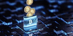 بيتكوين تتحرك قرب 62,700 دولار وسط مخاوف الفائدة وتراجع الطلب المؤسسي
