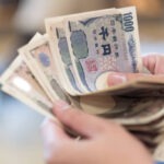 الين الياباني يقفز لأعلى مستوى في 3 أسابيع مع تراجع الدولار