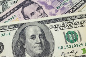 الدولار يهبط لأدنى مستوى في شهرين.. بيانات الاقتصاد الأمريكي تقلص رهانات رفع الفائدة