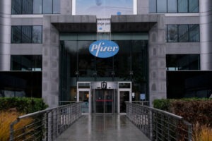 أسهم فايزر ترتفع بعد نتائج فصلية قوية ورفع توقعات الإيرادات السنوية