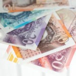 الجنيه الإسترليني واليورو يتراجعان مع قوة الدولار وتصريحات الفيدرالي المتشددة