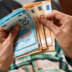 اليورو يتراجع لأدنى مستوى في أسبوعين أمام الدولار مع صعود النفط والعوائد الأمريكية