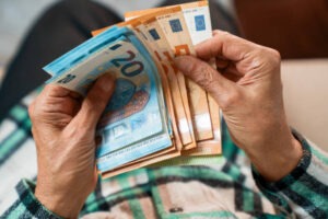 اليورو يقترب من أعلى مستوى في 3 أشهر مع استمرار ضعف الدولار