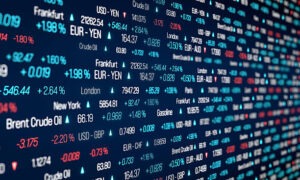 الأسهم الأوروبية تقترب من مستويات قياسية بدعم نتائج الشركات وهبوط النفط