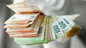 اليورو يقترب من أعلى مستوى في 3 أشهر مع استمرار ضعف الدولار