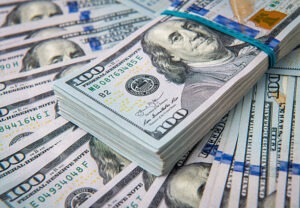الدولار قرب أدنى مستوى في 6 أسابيع والين يتمسك بمكاسب التدخل