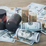 الدولار الأمريكي يتماسك قرب أدنى مستوياته في أشهر وسط صراع الفائدة والنفط