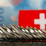 الفرنك السويسري تحت الضغط وUBS يتوقع صعود EUR/CHF نحو 0.96