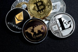 العملات الرقمية تتراجع بقوة.. لايتكوين تهبط 10% والبيتكوين دون 84 ألف دولار