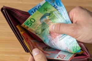  الفرنك السويسري تحت الضغط وUBS يتوقع صعود EUR/CHF نحو 0.96
