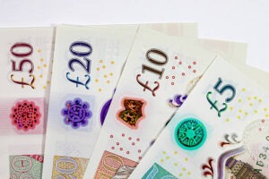 الجنيه الإسترليني يتراجع أمام الدولار وسط ترقب الفائدة البريطانية