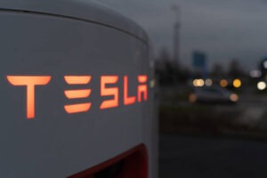 تراجع سهم تسلا 5% رغم نتائج قوية للربع الثالث