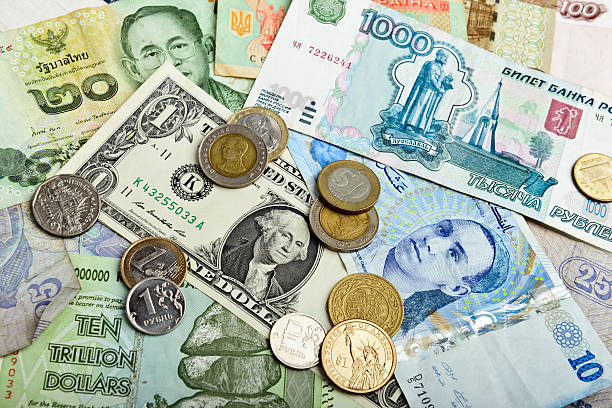 العملات الآسيوية تتباين أمام الدولار.. الين يتراجع والروبية الإندونيسية قرب قاع تاريخي
