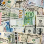 العملات الآسيوية تتباين أمام الدولار.. الين يتراجع والروبية الإندونيسية قرب قاع تاريخي